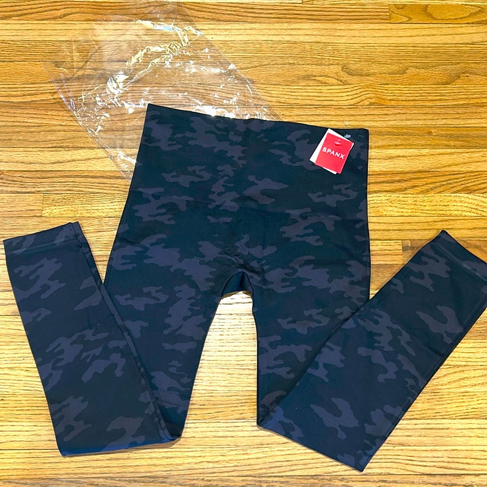 NWT Spanx Camouflage Seamless Leggings. 1X